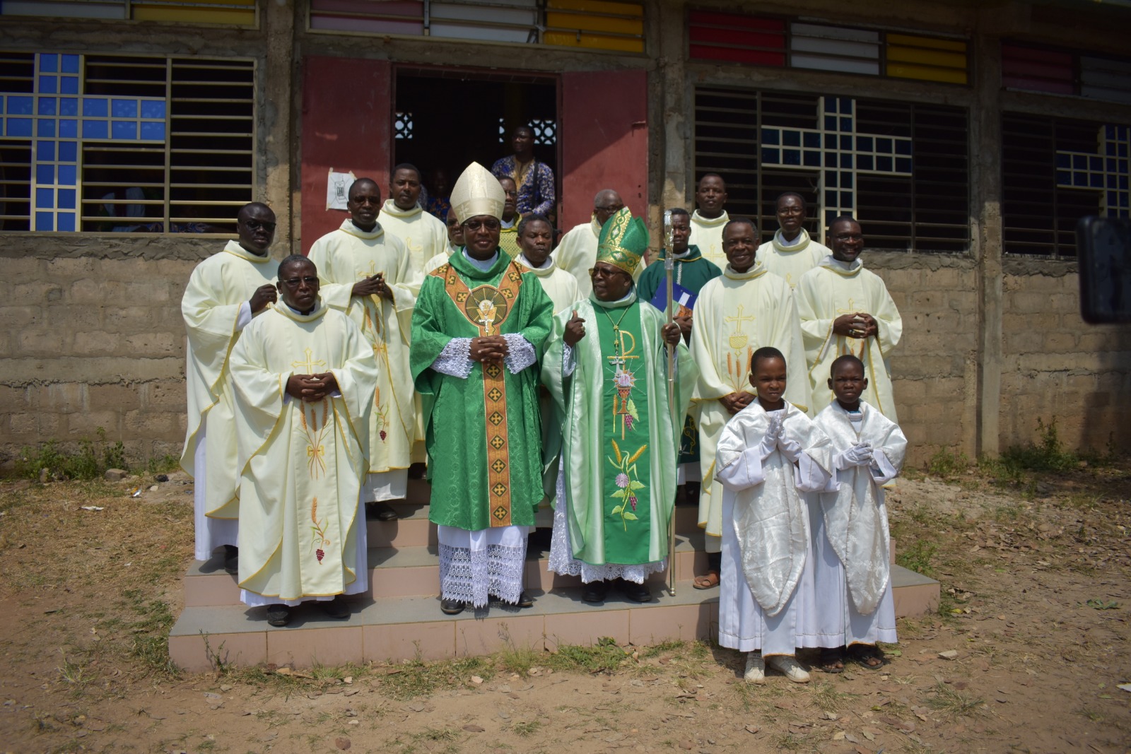 ACTION DE GRÂCE DES ANCIENS DES SEMINAIRES AVEC MGR COFFI ROGER ANOUMOU A LOKOSSA