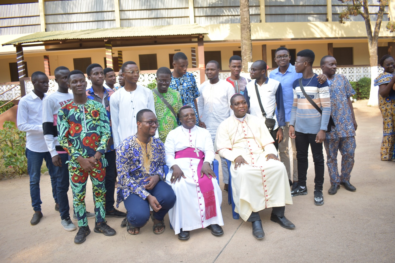 HOMMAGE A LEURS ANCIENS FORMATEURS PAR LES ANCIENS DES SEMINAIRES DU BENIN!